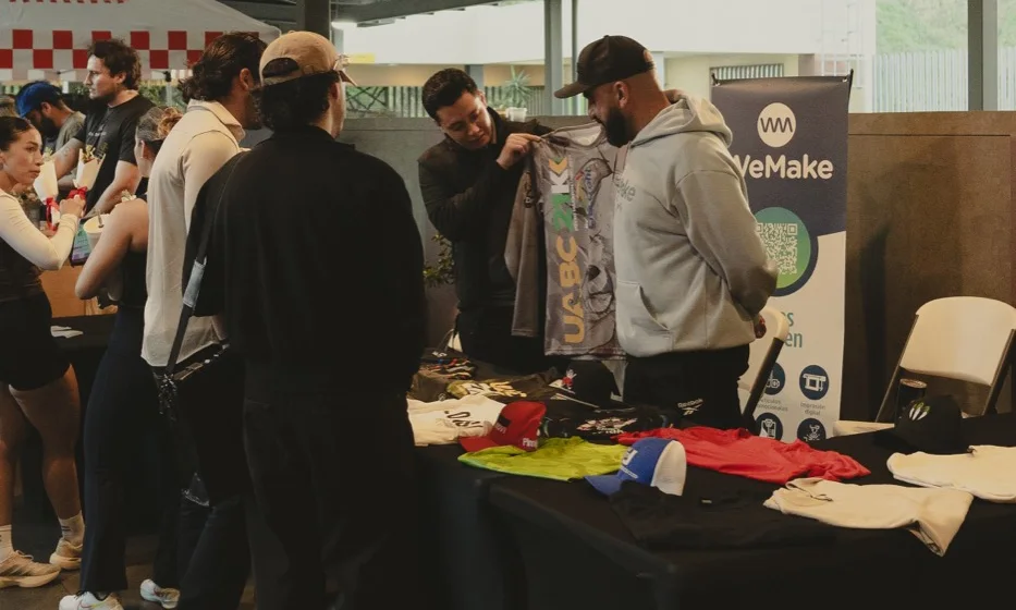 Equipo WeMake atendiendo a clientes en un evento en Tijuana