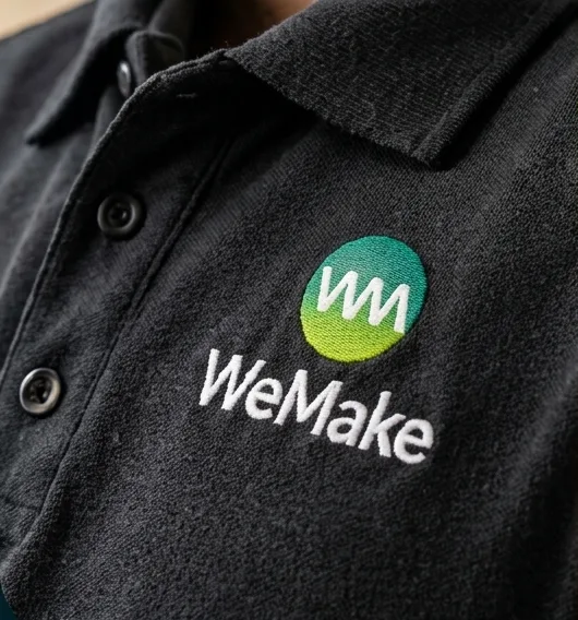 Polo negra con logo WeMake bordado