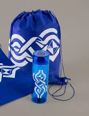 Mochilas tipo morral y botella azules con logotipo