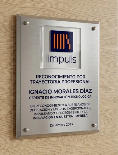Placa de reconocimiento de acero y acrílico con logotipo