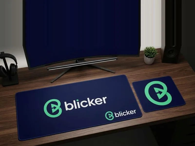 Mousepads personalizados con logotipo en un escritorio