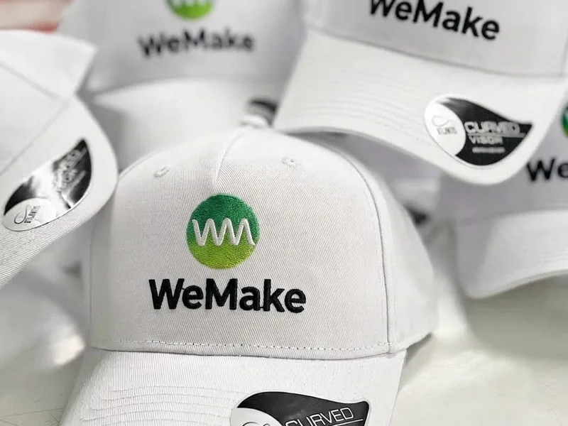 Gorras blancas con el logotipo de WeMake bordado
