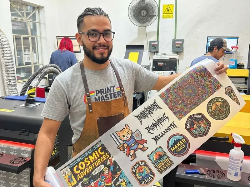 Operador mostrando hojas de stickers impresos
