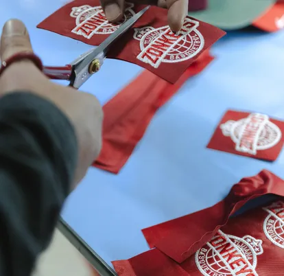 Recorte de piezas bordadas en el taller